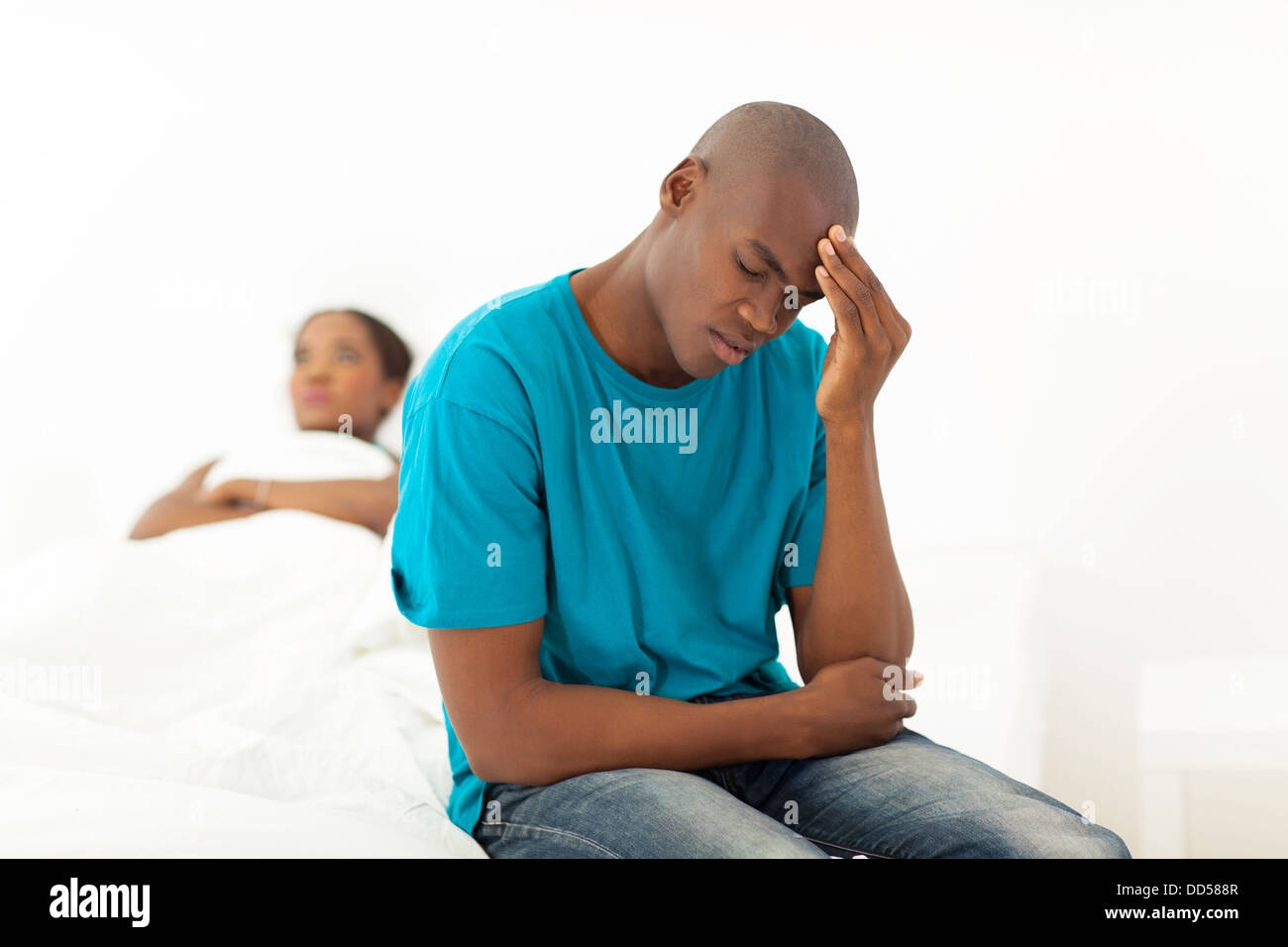 unglücklich afrikanischen Mann, einen Kampf mit Frau im Schlafzimmer Stockfoto