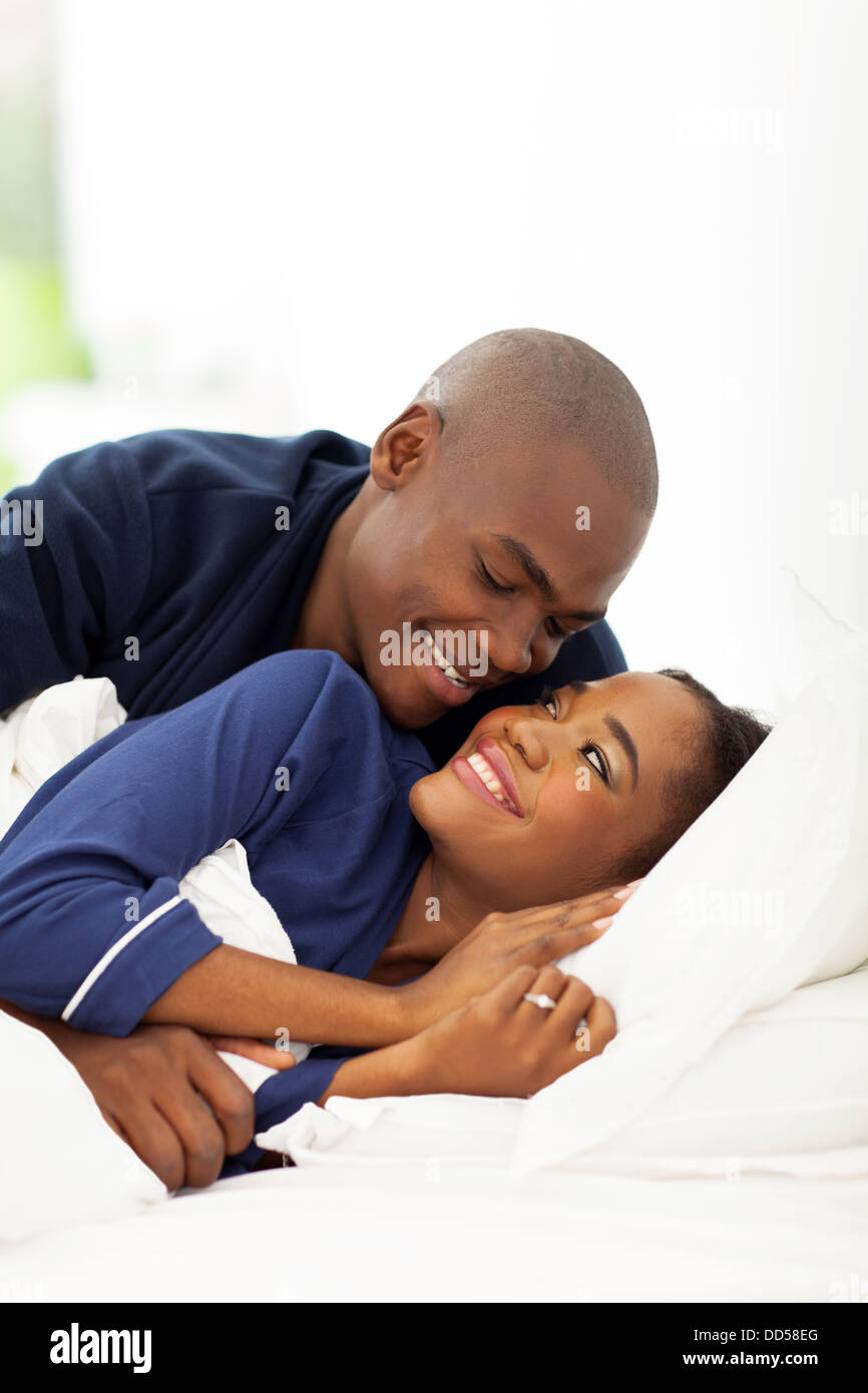 junge Afro amerikanische paar im Bett Stockfoto