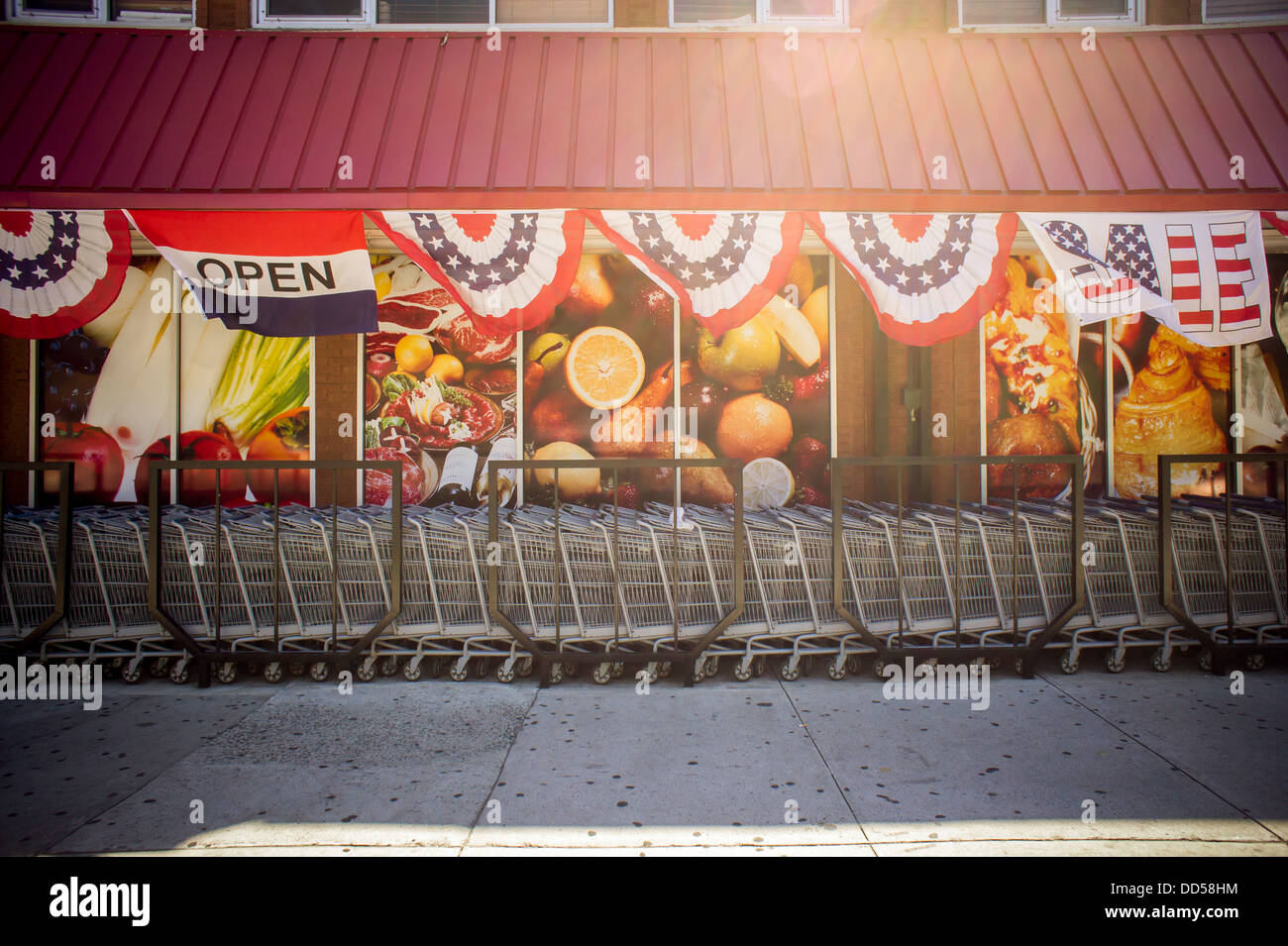 Karren vor Eröffnung eines Supermarktes in Harlem in New York am Samstag, 24. August 2013. (© Richard B. Levine) Stockfoto
