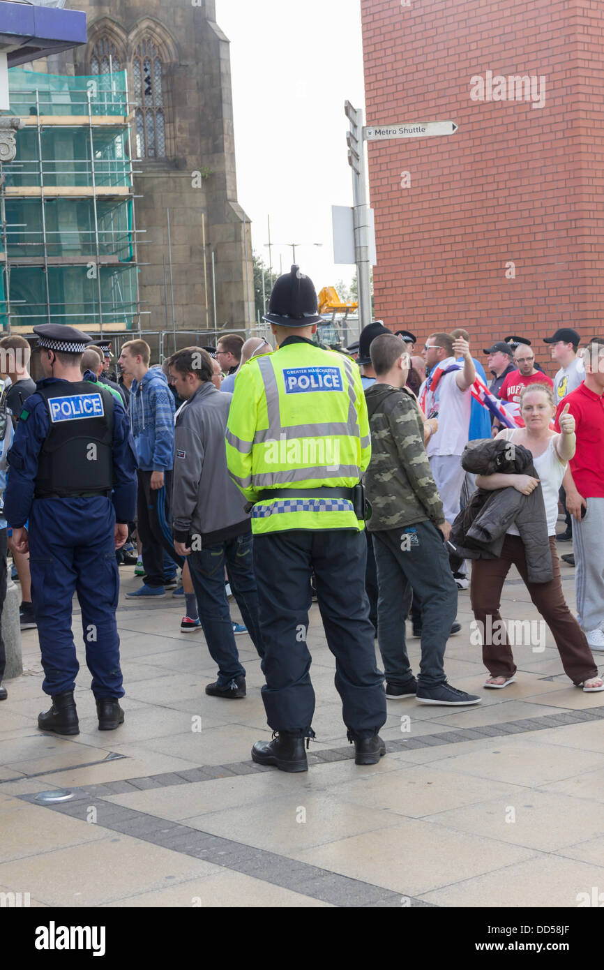 Bolton, Lancashire, UK. 26. August 2013. Eine starker Polizeipräsenz wird bereitgestellt, um Trinity Street, Bolton zu überwachen und zu zerstreuen Demonstranten, die früher an einer Demonstration im Farnworth Central Park teilgenommen hatte. Einige 150 English Defence League (EDL) Unterstützer nahmen Teil an den Protesten. die eine kleinere Gegendemonstration von Vereinen gegen Faschismus angezogen.  Zwölf Festnahmen erfolgten während des Protestes. EDL-Anhänger waren nach Bolton mit dem Bus mit einer Polizeieskorte zurück und dann verteilt. Stockfoto
