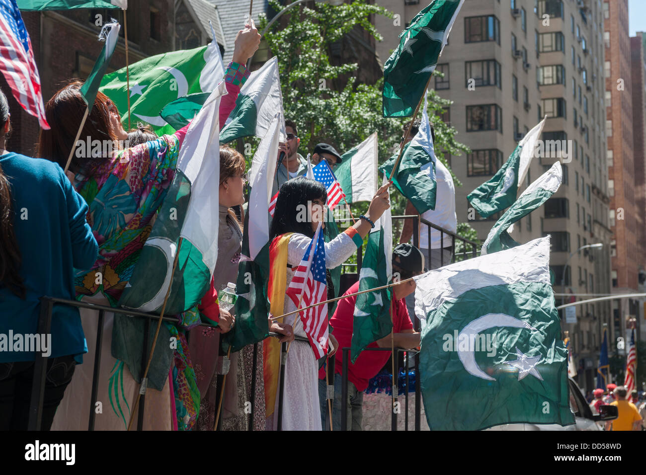 Pakistanisch-Amerikaner und ihre Anhänger marschieren auf der Madison Avenue in New York Stockfoto