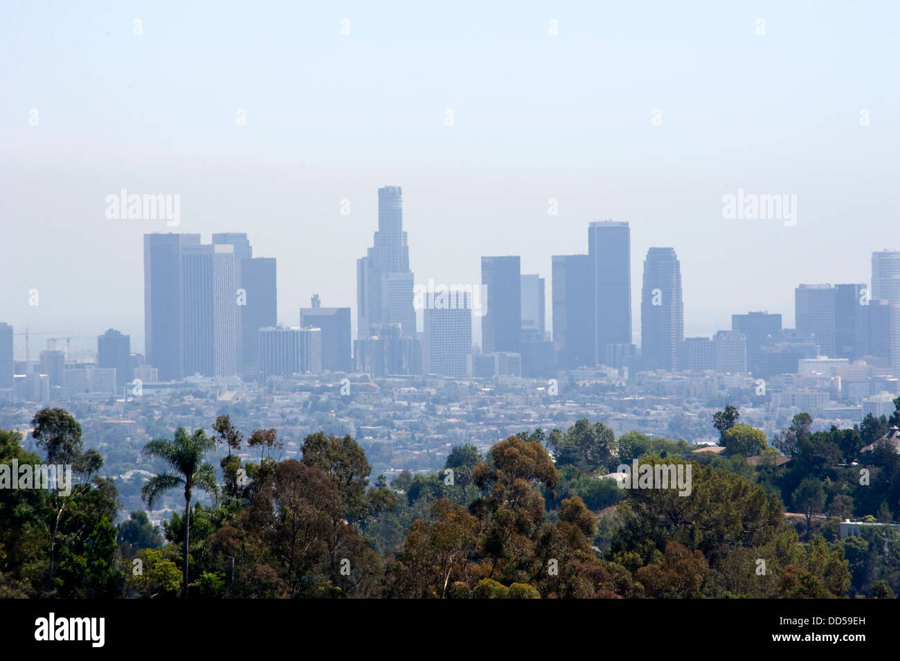 Ansicht der Innenstadt von Los Angeles aus den Hollywood Hills durch dunstig und verschmutzte Luft. Stockfoto