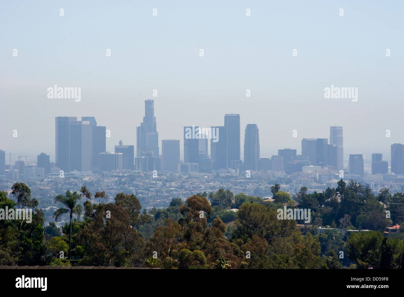 Ansicht der Innenstadt von Los Angeles aus den Hollywood Hills durch dunstig und verschmutzte Luft. Stockfoto