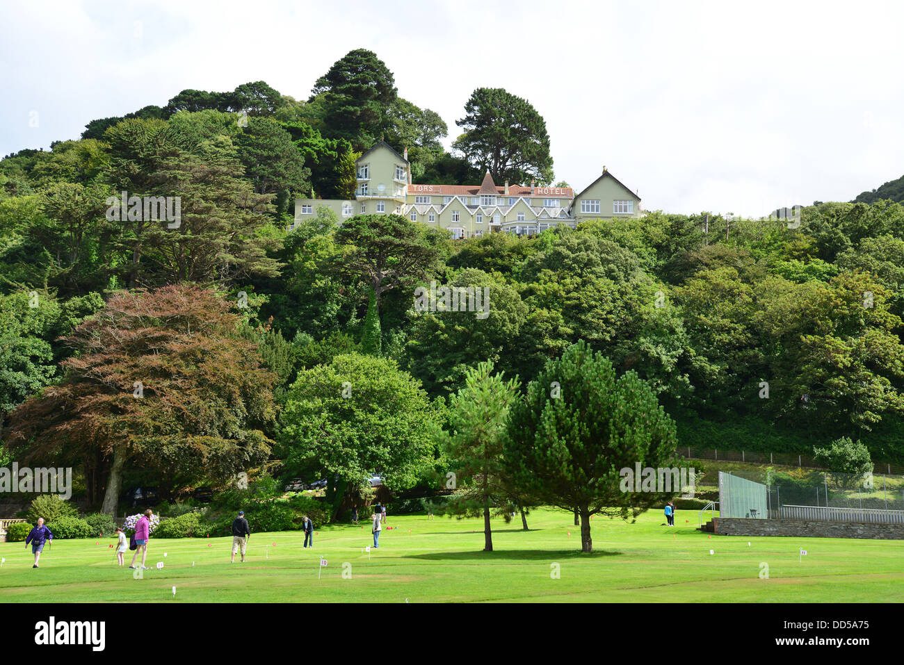 Manor Tennis & Putting-Green mit dem Toren Hotel hinter Lynmouth, Devon, England, Vereinigtes Königreich Stockfoto