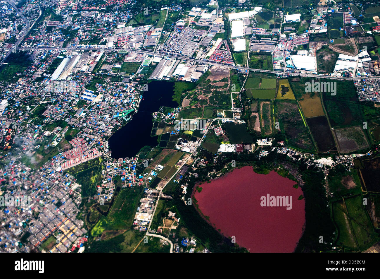 Luftaufnahme von einer kleinen Stadt in Zentral-Thailand. Stockfoto