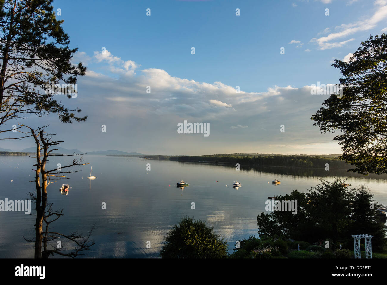 Ein Blick über Frenchman es Bay, Maine in dramatischen Ende leicht und wispy weißen Wolken in den Himmel und kleine Boote vor Anker in Küstennähe Stockfoto