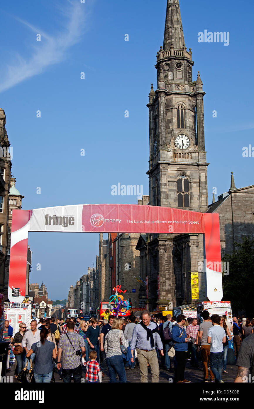 Royal Mile und Edinburgh Fringe Festival Massen Scotland UK Stockfoto