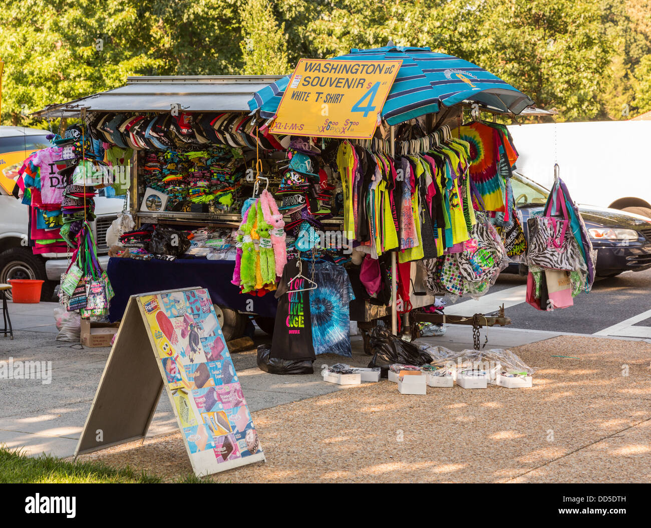 Typische Straße Verkäufer Verkauf von Souvenir T-shirts und Geschenke in Washington DC, USA Stockfoto