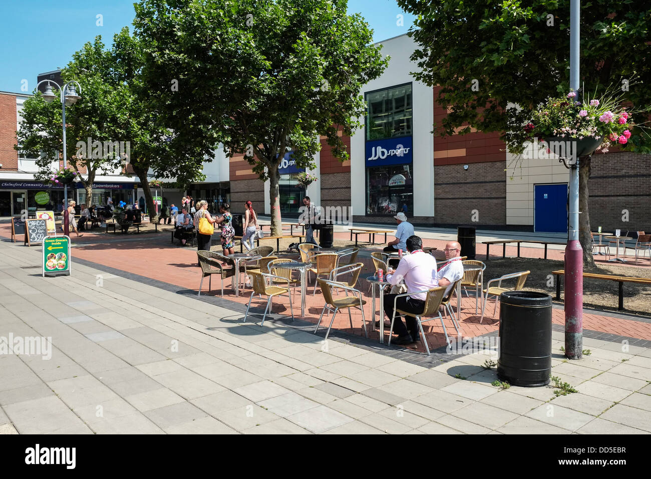 Menschen entspannen in Chelmsford Stadtzentrum entfernt. Stockfoto