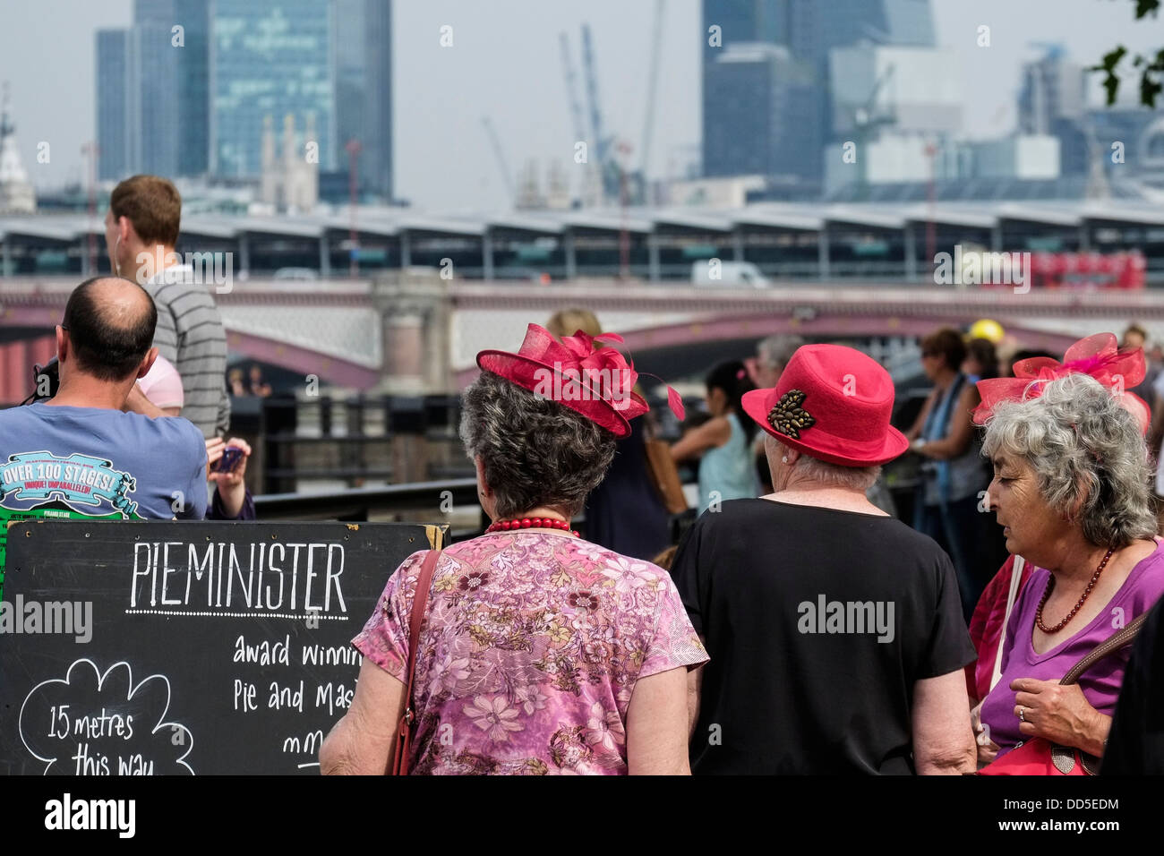 Mitglieder des Vereins rote Hut zu Fuß entlang der South Bank. Stockfoto