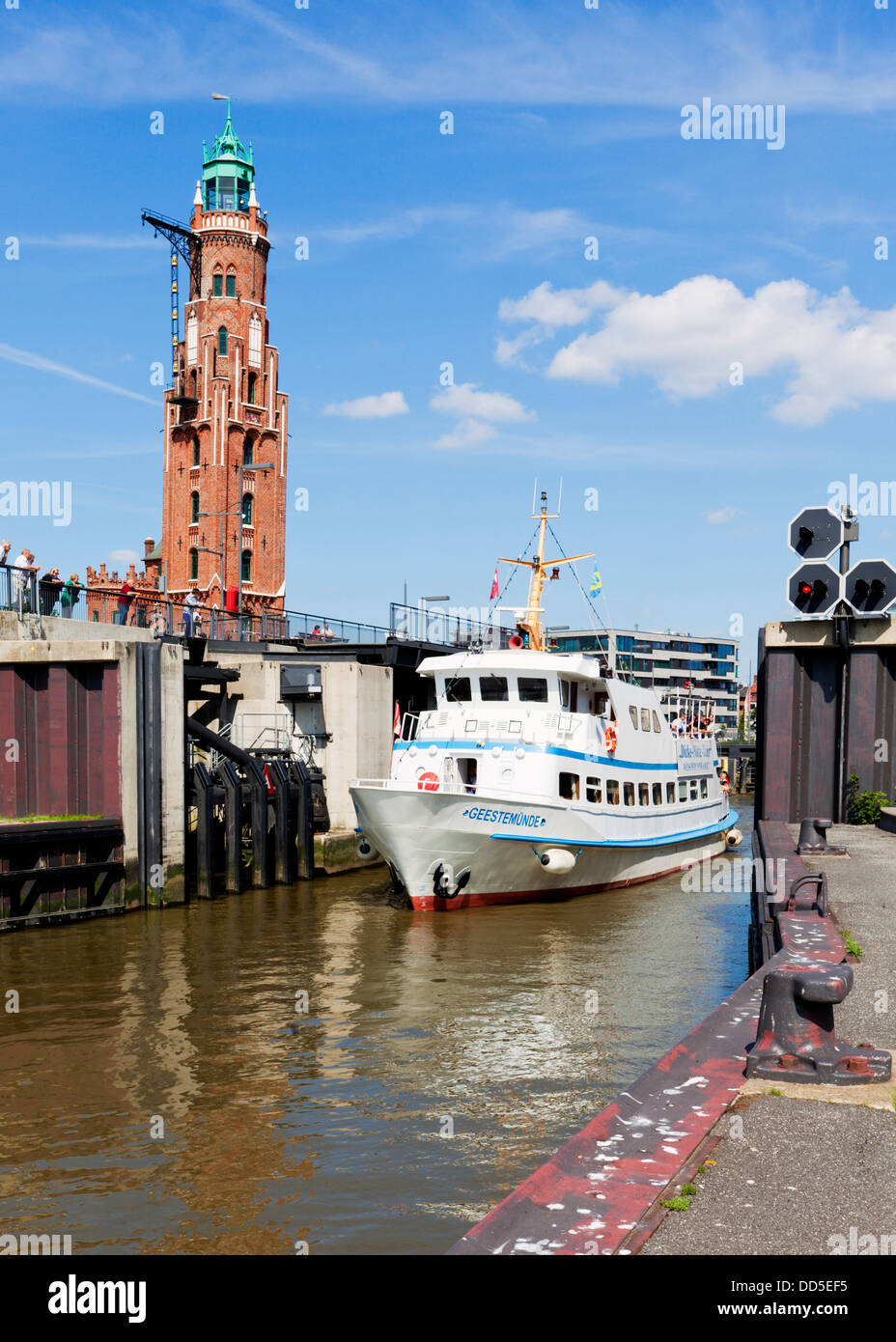 Touristenboot Weitergabe Neuer Hafen Schiff Schleuse in Bremerhaven, Simon-Löschen-Turm Leuchtturm im Hintergrund Stockfoto
