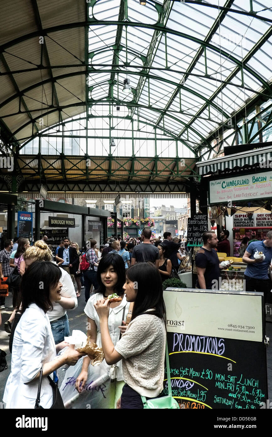 Das Innere des Borough Market in London. Stockfoto