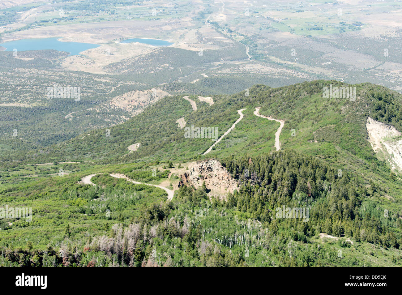 Die Straße von Lands End Aussichtspunkt auf Grand Mesa nach Grand Junction in Colorado. Stockfoto