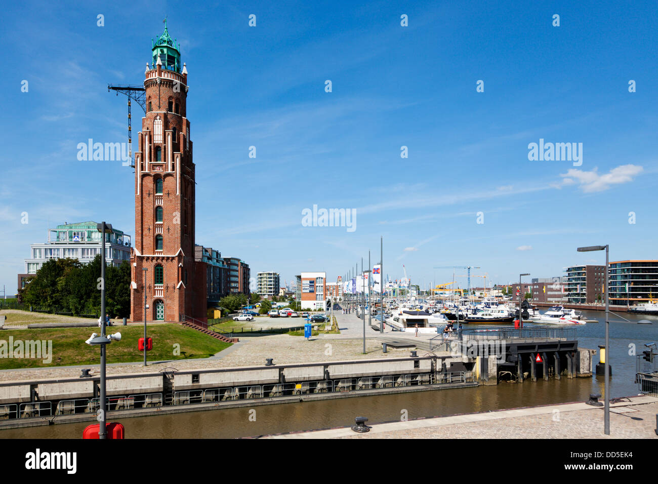 Simon-Löschen-Turm, der historische Leuchtturm im Hafen von Bremerhaven, dem Yachthafen und dem Neuer Hafen Schiff Schloss Stockfoto