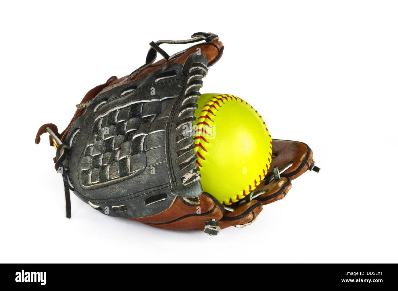Gelbe Softball und Handschuh isoliert auf weiss. Stockfoto