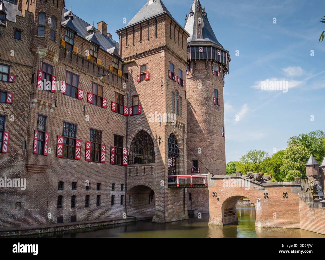 Schloss De Haar, Niederlande ist eine mittelalterliche Festung mit Türmen, Stadtmauern, Grachten und Zugbrücken Stockfoto