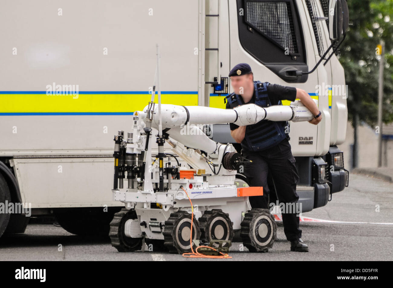 Newtownabbey, Nordirland. 26. August 2013. Eine Armee ändert ATO den Hauptarm an einem Northrop Grumman Andros-Roboter mit einem verdächtigen Gerät vorzubereiten. Bildnachweis: Stephen Barnes/Alamy Live-Nachrichten Stockfoto