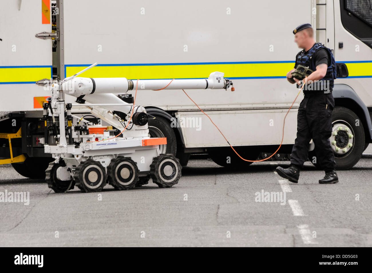 Newtownabbey, Nordirland. 26. August 2013. Eine Armee Roboter bewegt sich ATO einen Northrop Grumman Andros in Position, um ihn mit einem verdächtigen Gerät vorzubereiten. Bildnachweis: Stephen Barnes/Alamy Live-Nachrichten Stockfoto