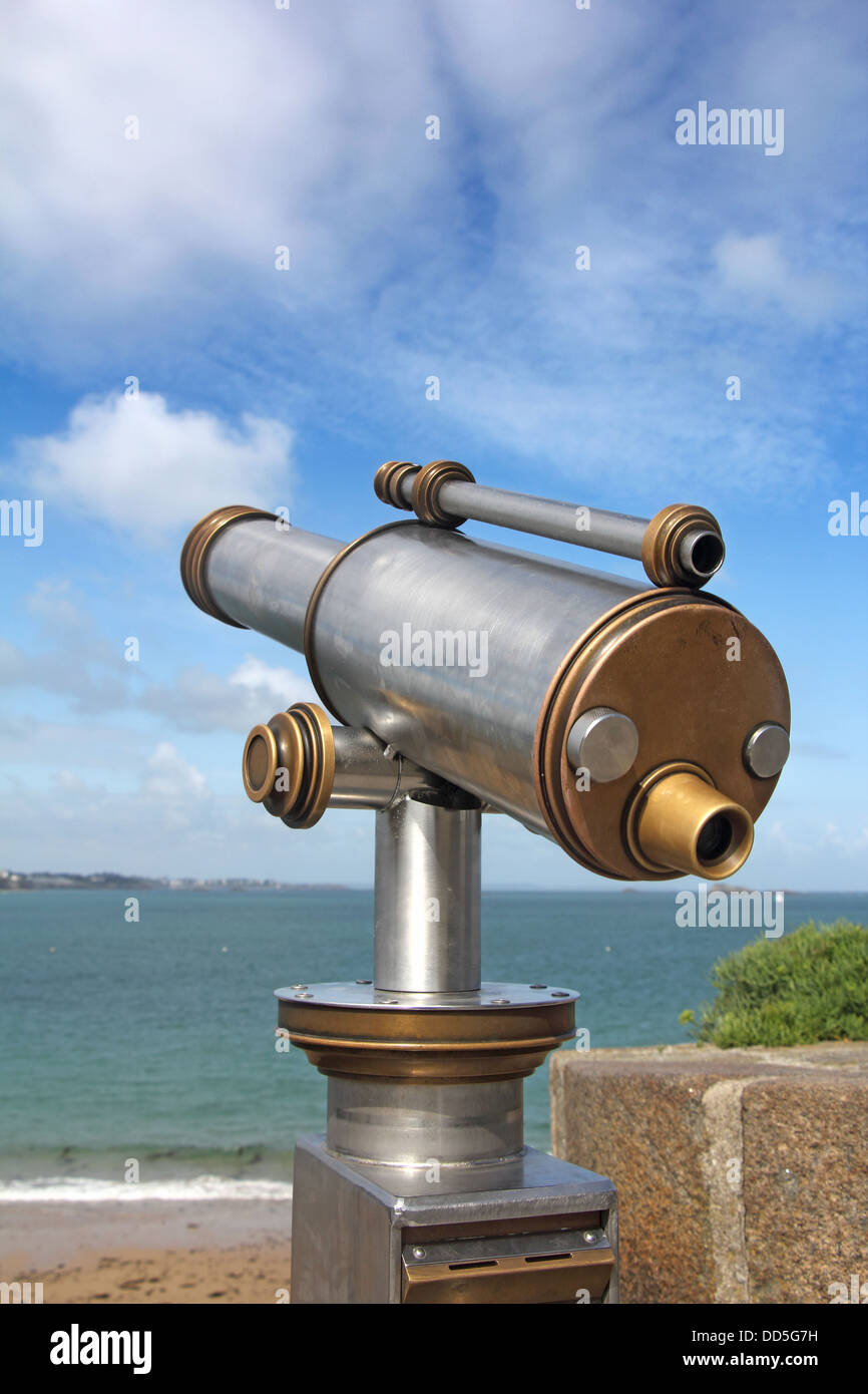 Eine Münze Teleskop Regie bis zum Meer, in Saint-Malo, Frankreich Stockfoto