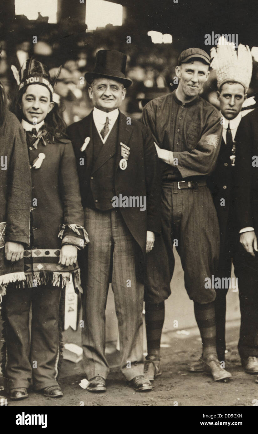 John Francis Fitzgerald, aka "Honig Fitz'(center), Bürgermeister von Boston, am Tag der Eröffnung der World Series, Boston 1914 Stockfoto