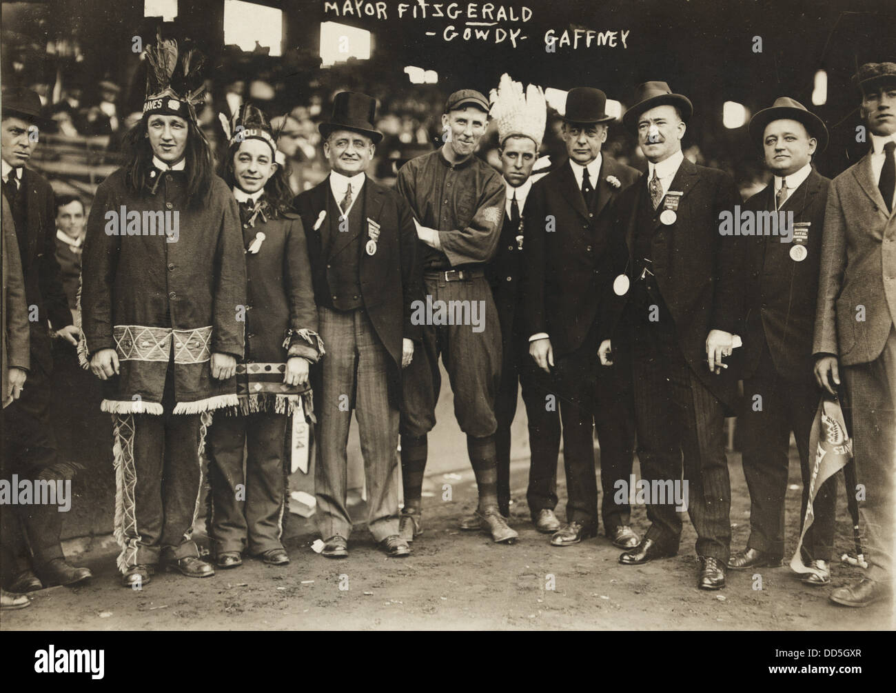John Francis Fitzgerald, aka Honig Fitz (Mitte im Zylinder), Bürgermeister von Boston, am Tag der Eröffnung der World Series, Boston 1914 Stockfoto