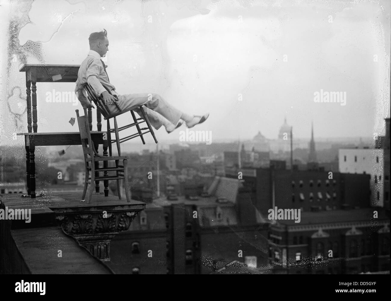 Jammie Reynolds, balancieren auf der auf Stühlen am Rande von einem Hausdach in Washington, DC ca. 1917 Stockfoto