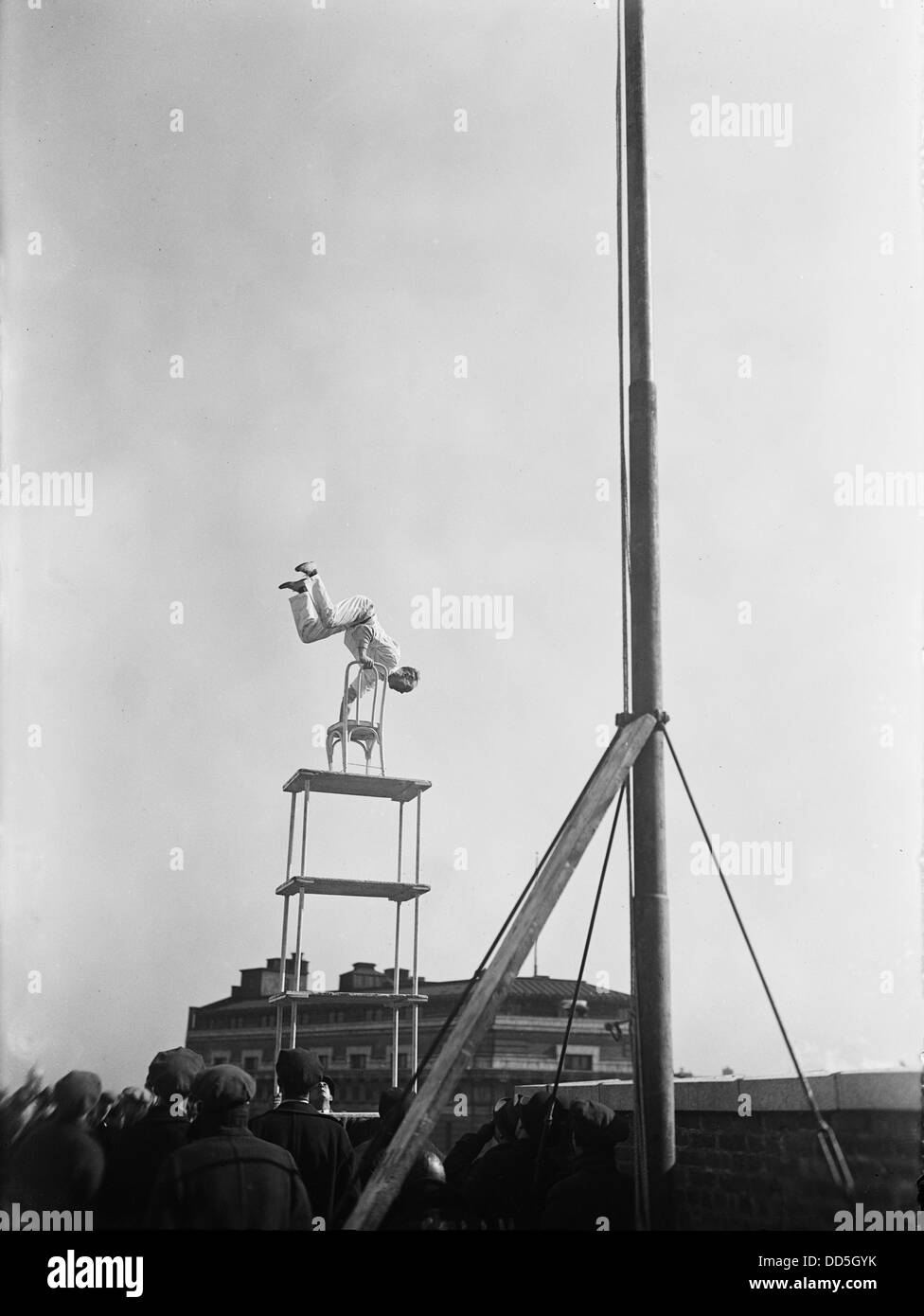 Jammie Reynolds, balancieren auf der auf Stühlen am Rande von einem Hausdach in Washington, DC ca. 1921 Stockfoto