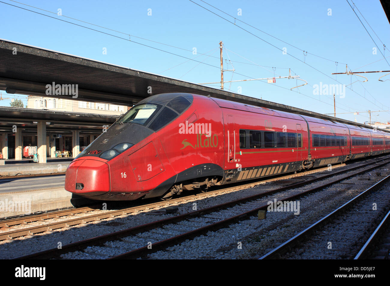 Die italienischen Burgund rot high-Speed train Italo in Venedig Stockfoto