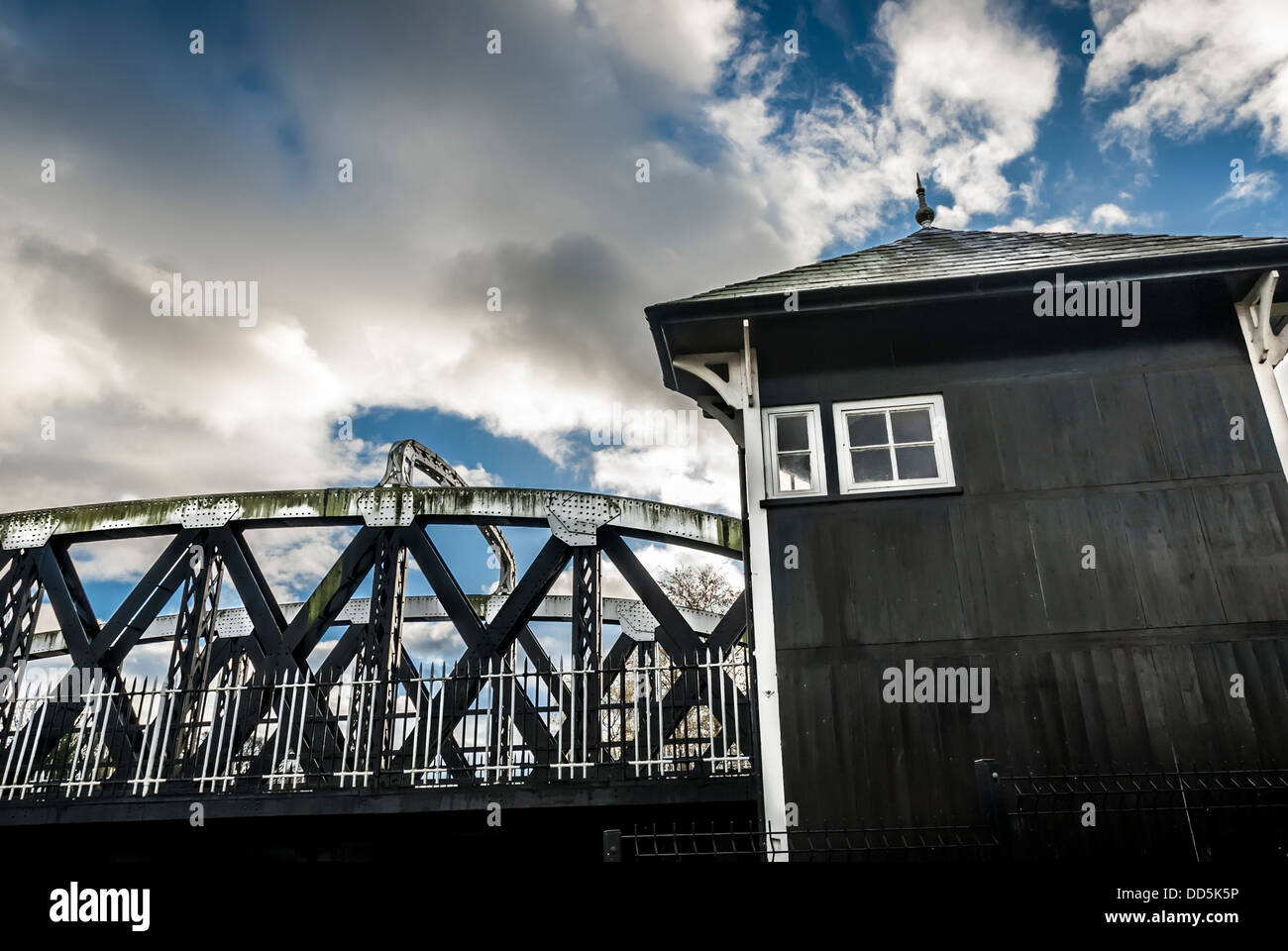 Hayhurst Brücke aus dem 19. Jahrhundert Eisen Swing Bridge und Holzhaus in Northwich, Cheshire. Stockfoto