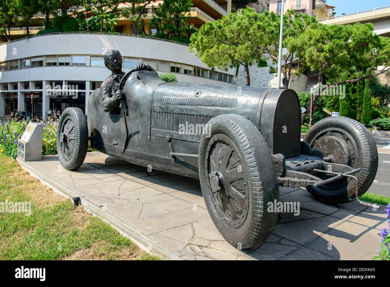 Eine Statue eines frühen Formel-1-Rennwagens in Monte Carlo, Monaco. Stockfoto