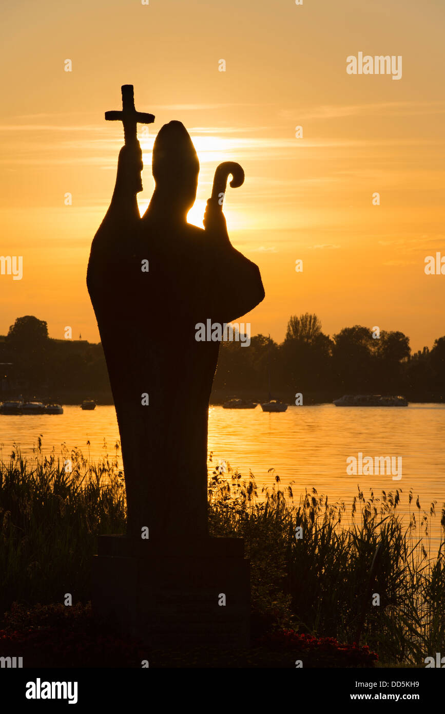 Deutschland, Statue des Heiligen Pirmin bei Sonnenuntergang Stockfoto