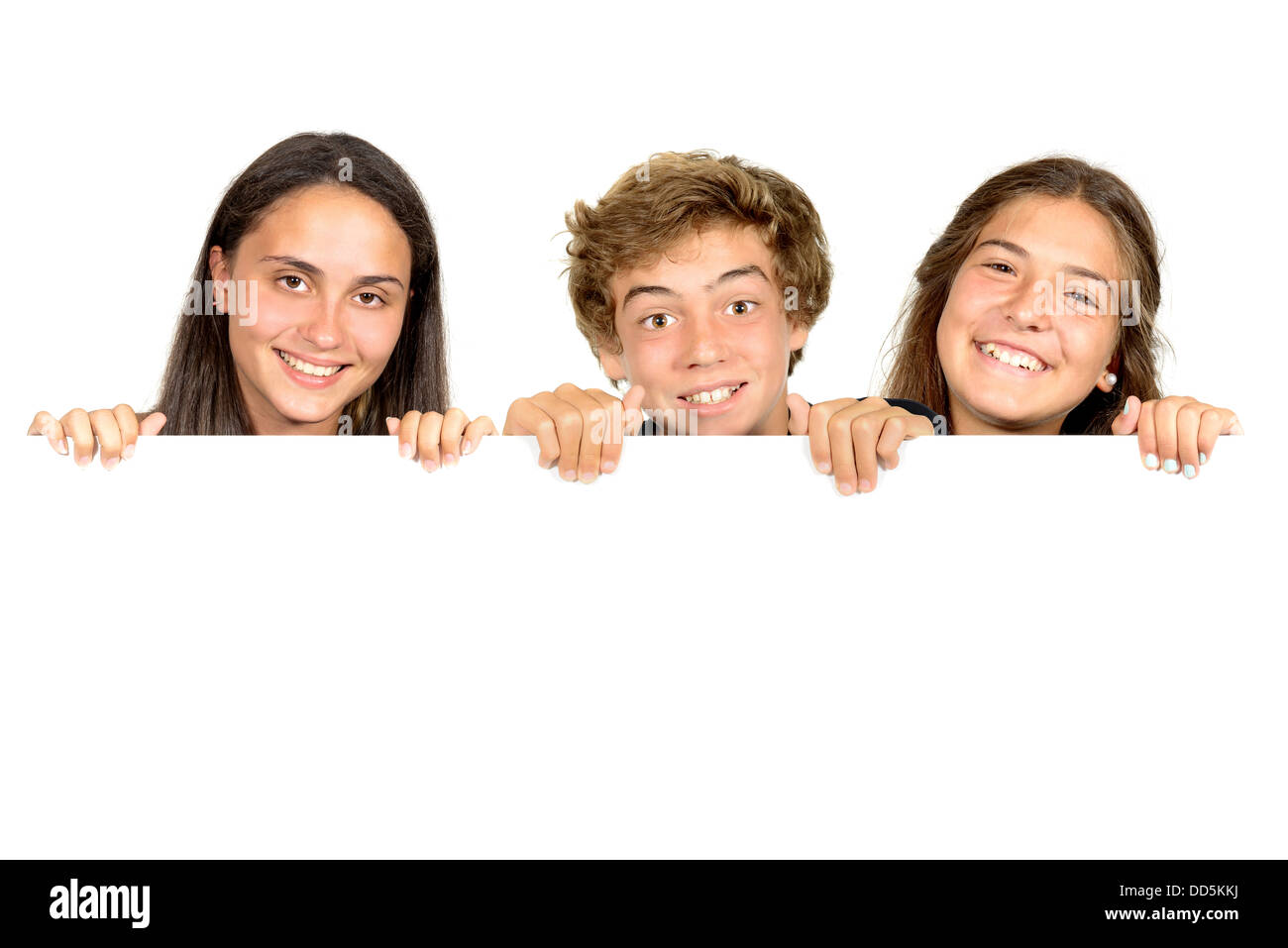 Gruppe von Jugendlichen mit einer weißen Tafel isoliert in weiß Stockfoto