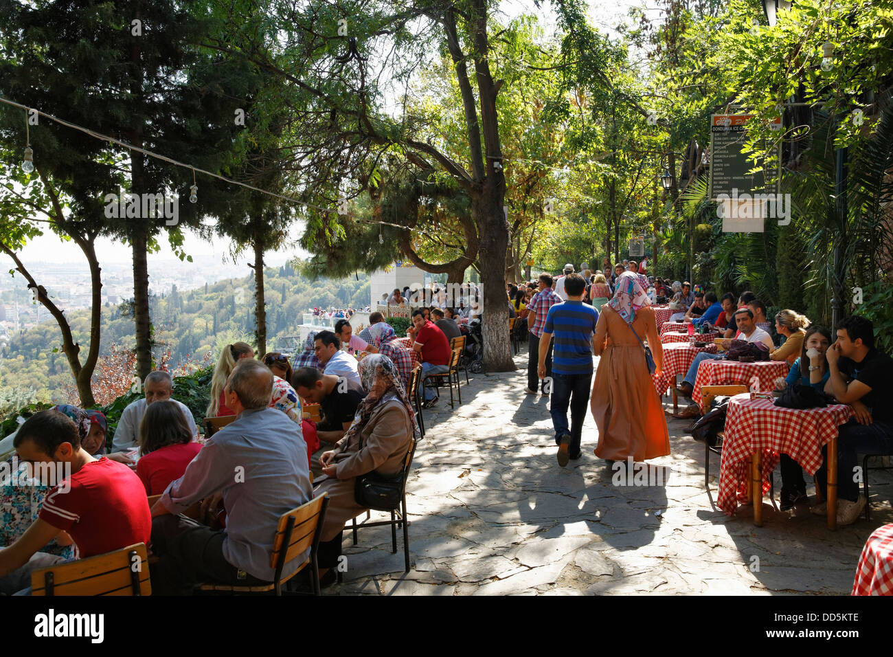 Türkei, Istanbul, Leute sitzen im Pierre Loti Hill Cafe Stockfoto