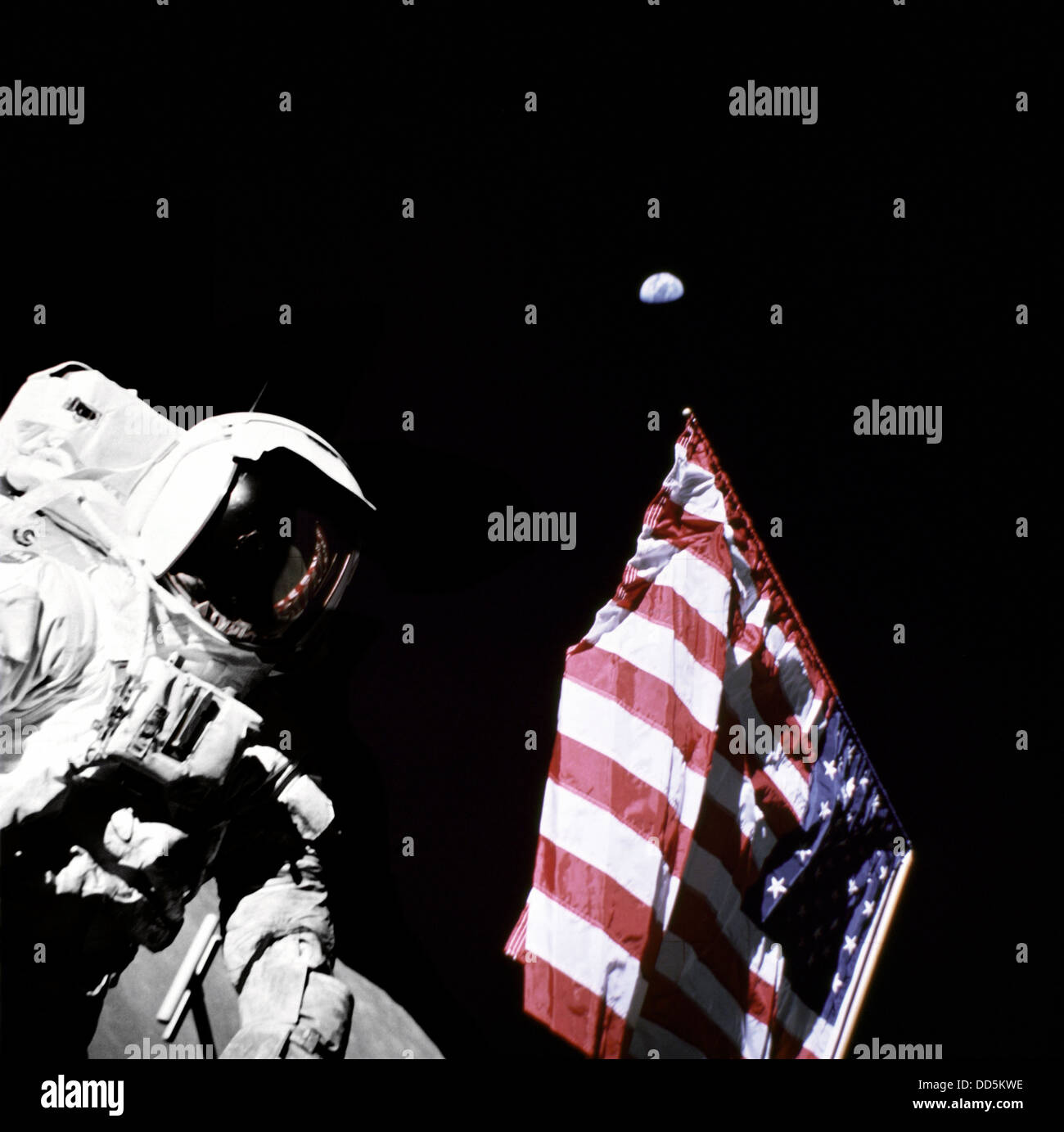Astronaut mit amerikanischen Flagge, Mann auf dem Mond - Credit/NASA Stockfoto