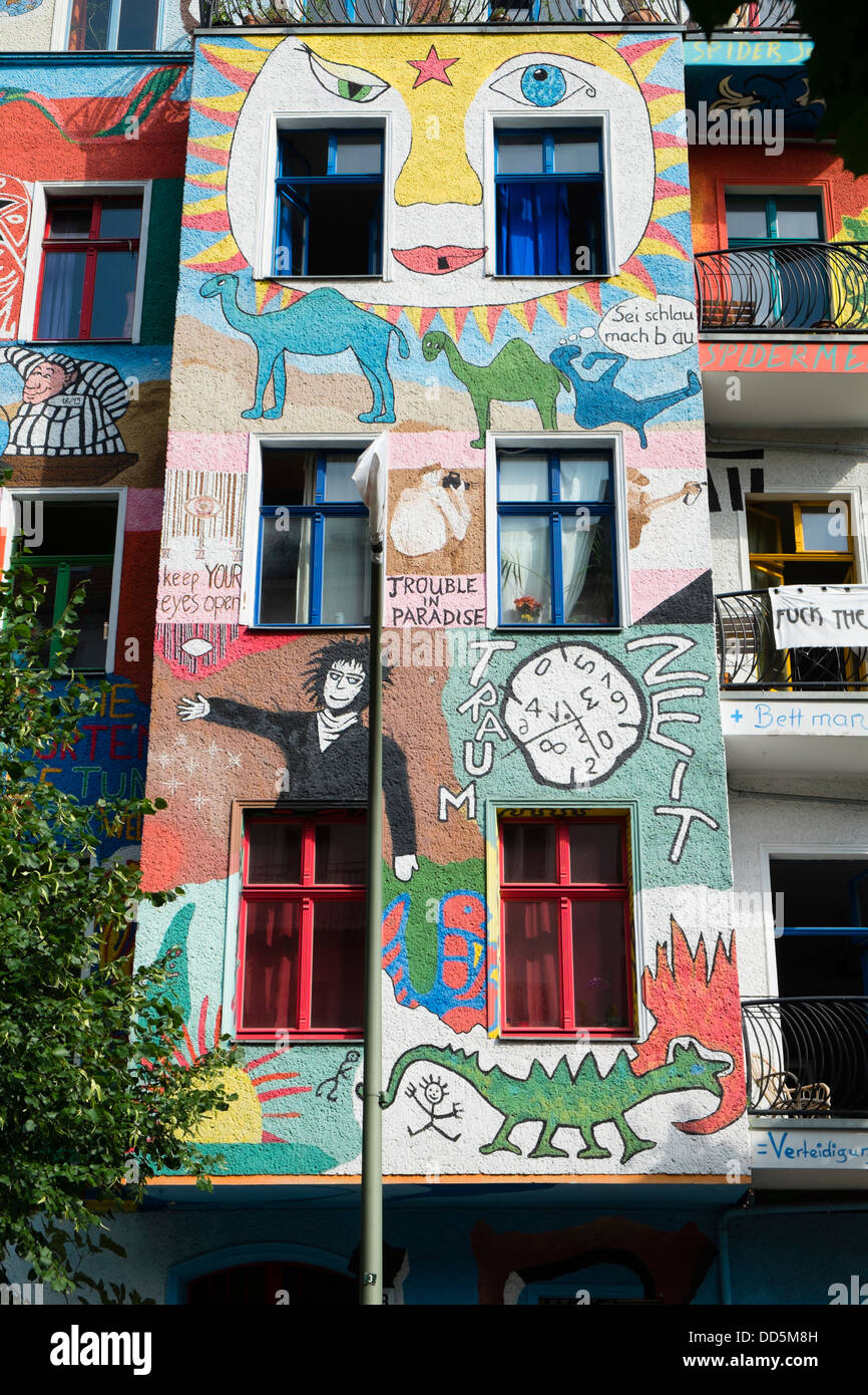 Farbenfrohe Kunst gemalt auf Mehrfamilienhäuser in böhmischen Friedrichshain in Berlin Deutschland Stockfoto