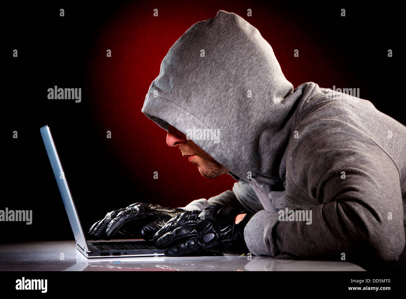 Hacker in einer Sonnenbrille mit Laptop. Stockfoto