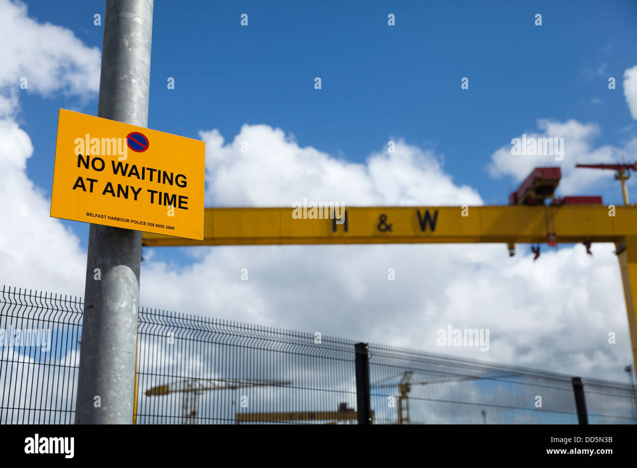 Keine Wartezeiten an jederzeit Zeichen, Titanic Quarter, Belfast. Harland und Wolff Werft-Kran kann im Hintergrund zu sehen. Stockfoto