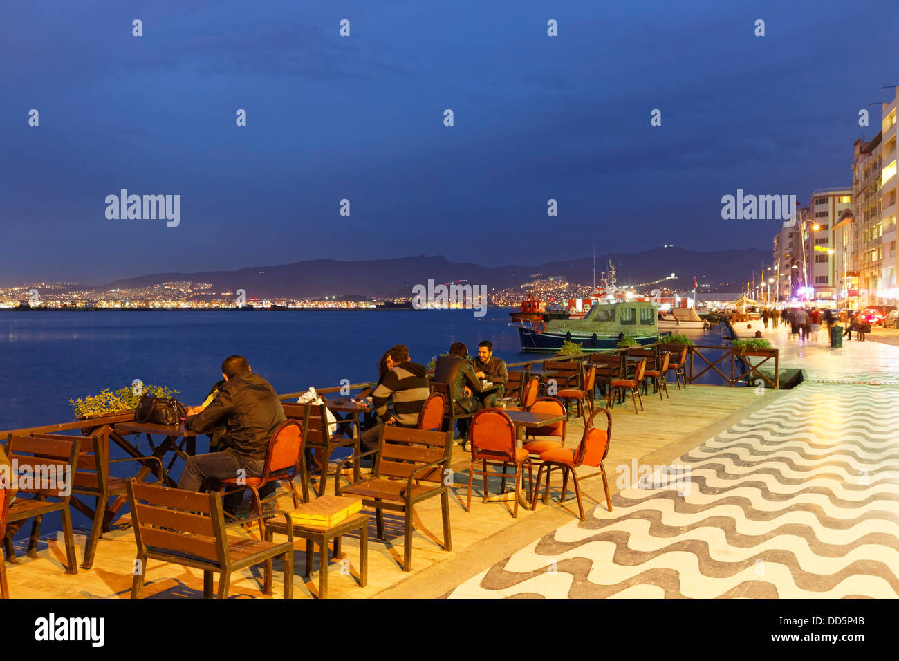 Türkei, Izmir, Leute sitzen im Café auf dem Meer Seite Stockfoto