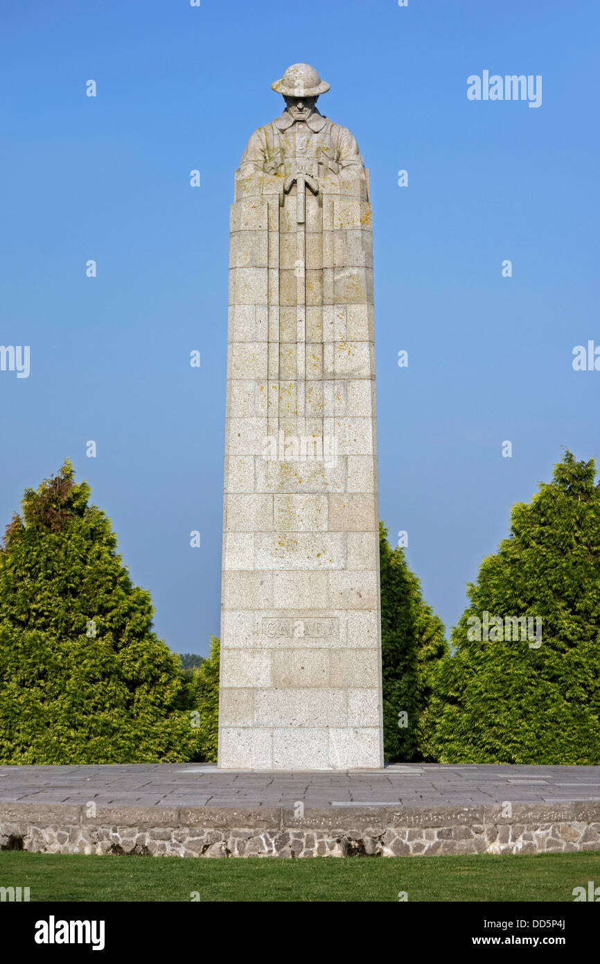 Brütende Soldat / St. Julien Memorial, kanadische ersten Weltkrieg ein Denkmal im Saint-Julien / Sint-Juliaan, Flandern, Belgien Stockfoto