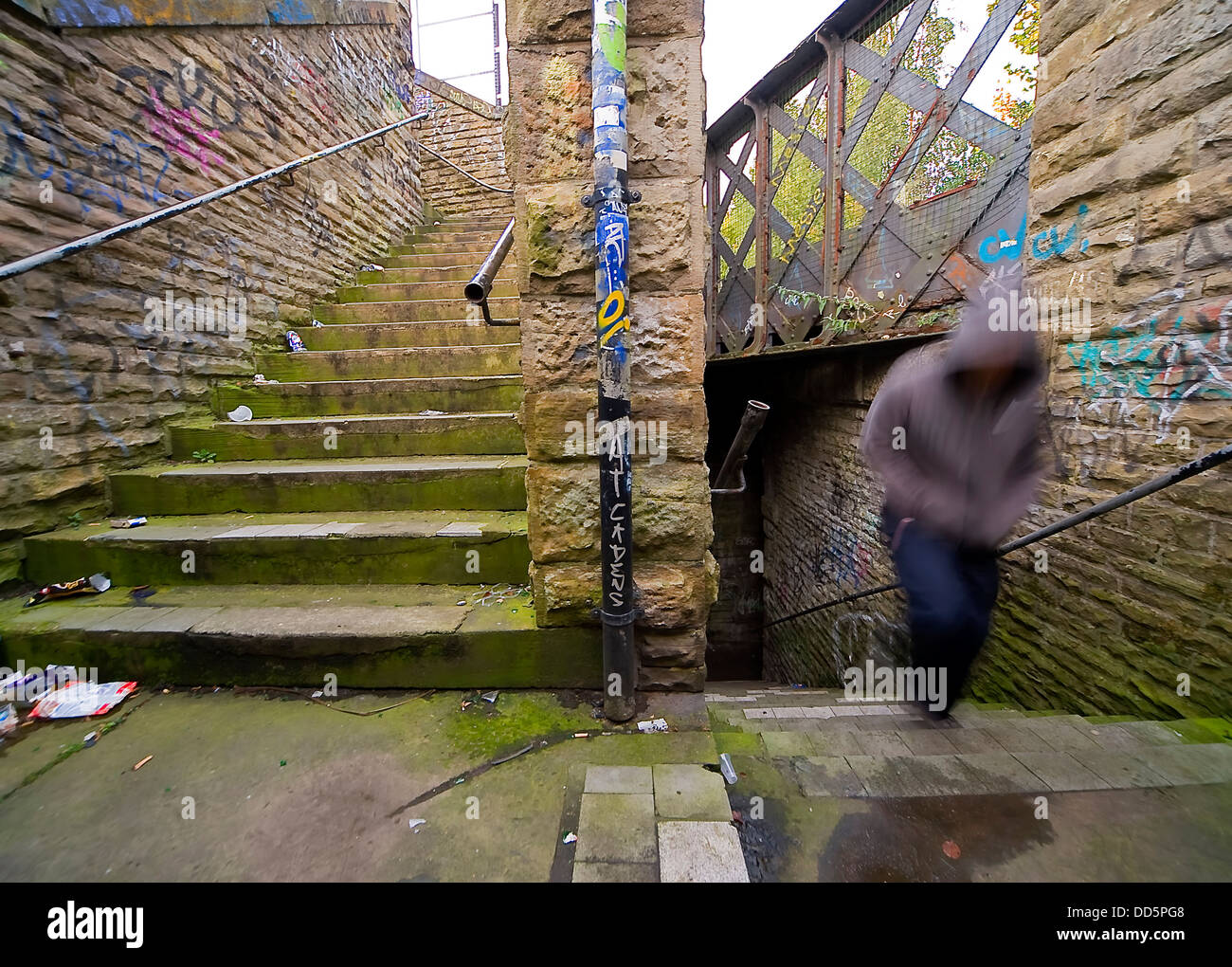 Bewegung verwischt Bild eine verdächtig aussehende Charakter entstehen aus einer dunklen Gasse Stockfoto