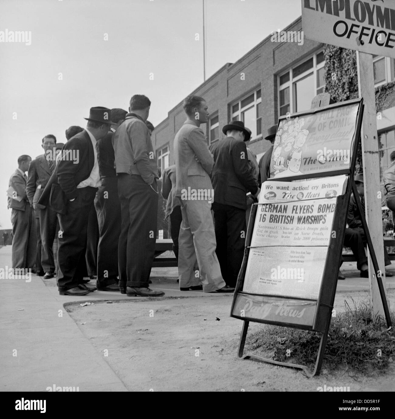 Potenzielle Mitarbeiter in der Schlange vor der Lockheed Pflanzen, Los Angeles, April 1940. Schlagzeile berichtet über die deutsche invasion Stockfoto