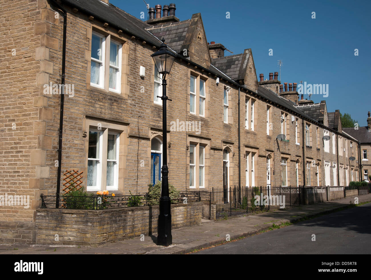 Reihe von viktorianischen Reihenhäusern in Halifax West yorkshire Stockfoto