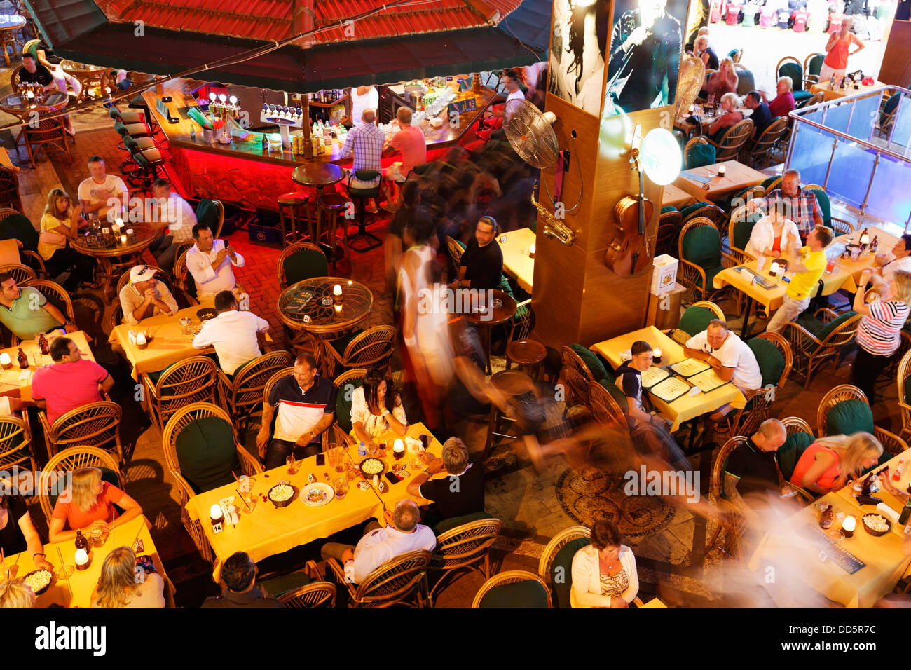 Türkei, Menschen in Restaurant und Bar Queens Garden in Innenstadt Stockfoto