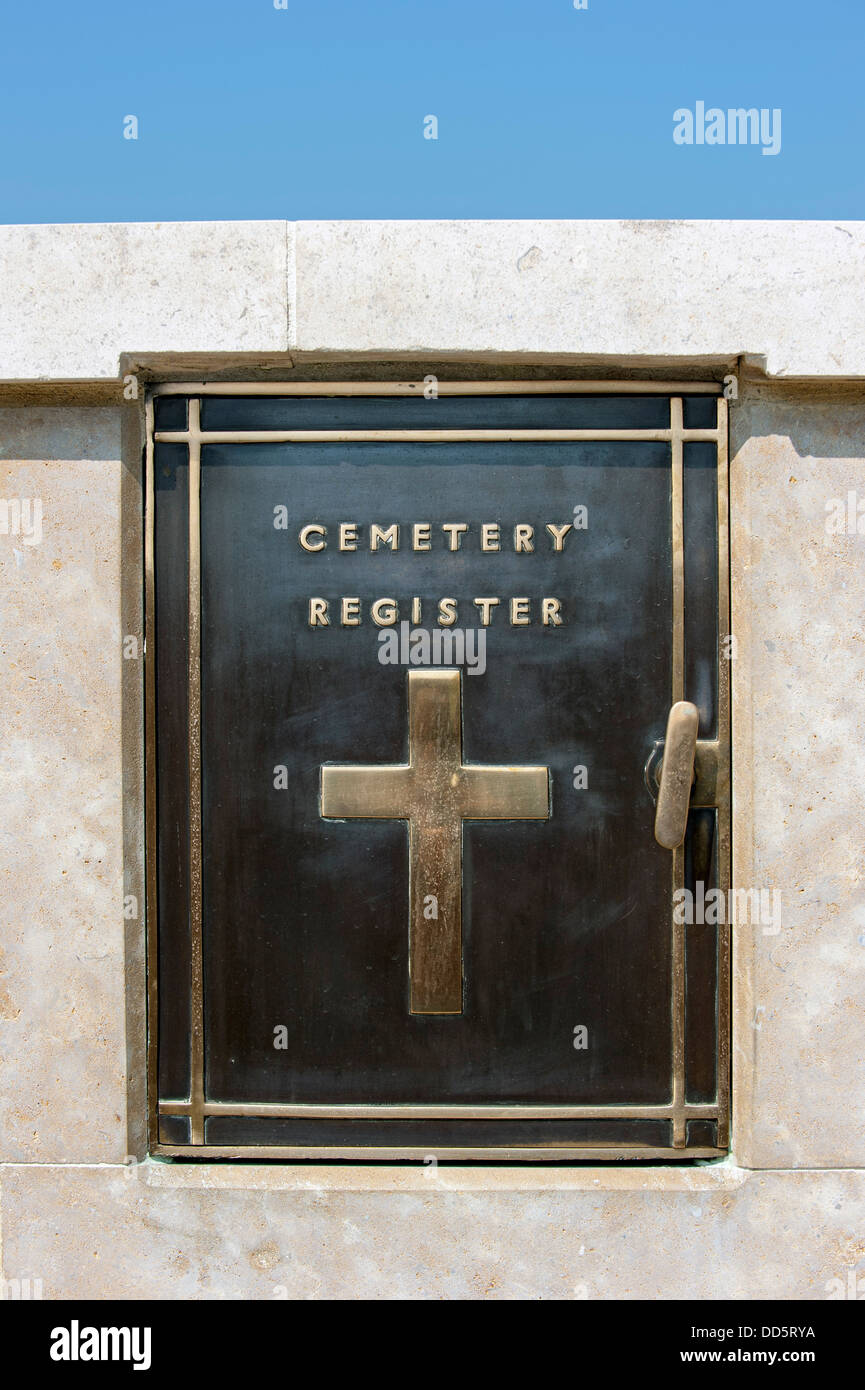 Schrank mit Gästebuch und registrieren Sie sich bei British Cemetery von der Commonwealth War Graves Commission in West-Flandern, Belgien Stockfoto