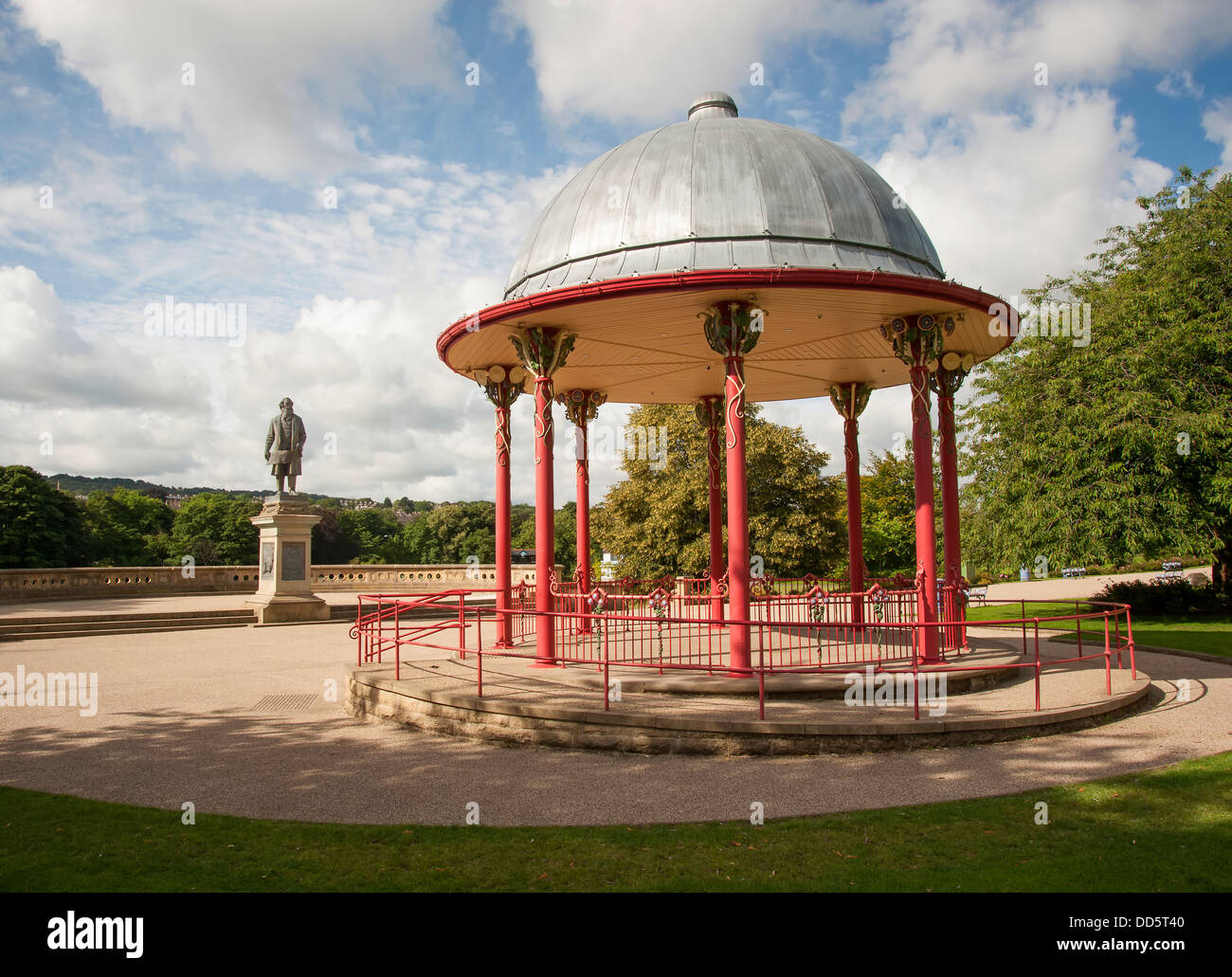 Viktorianische Musikpavillon und Statue zu Sir Titus Salt in shipley Stockfoto
