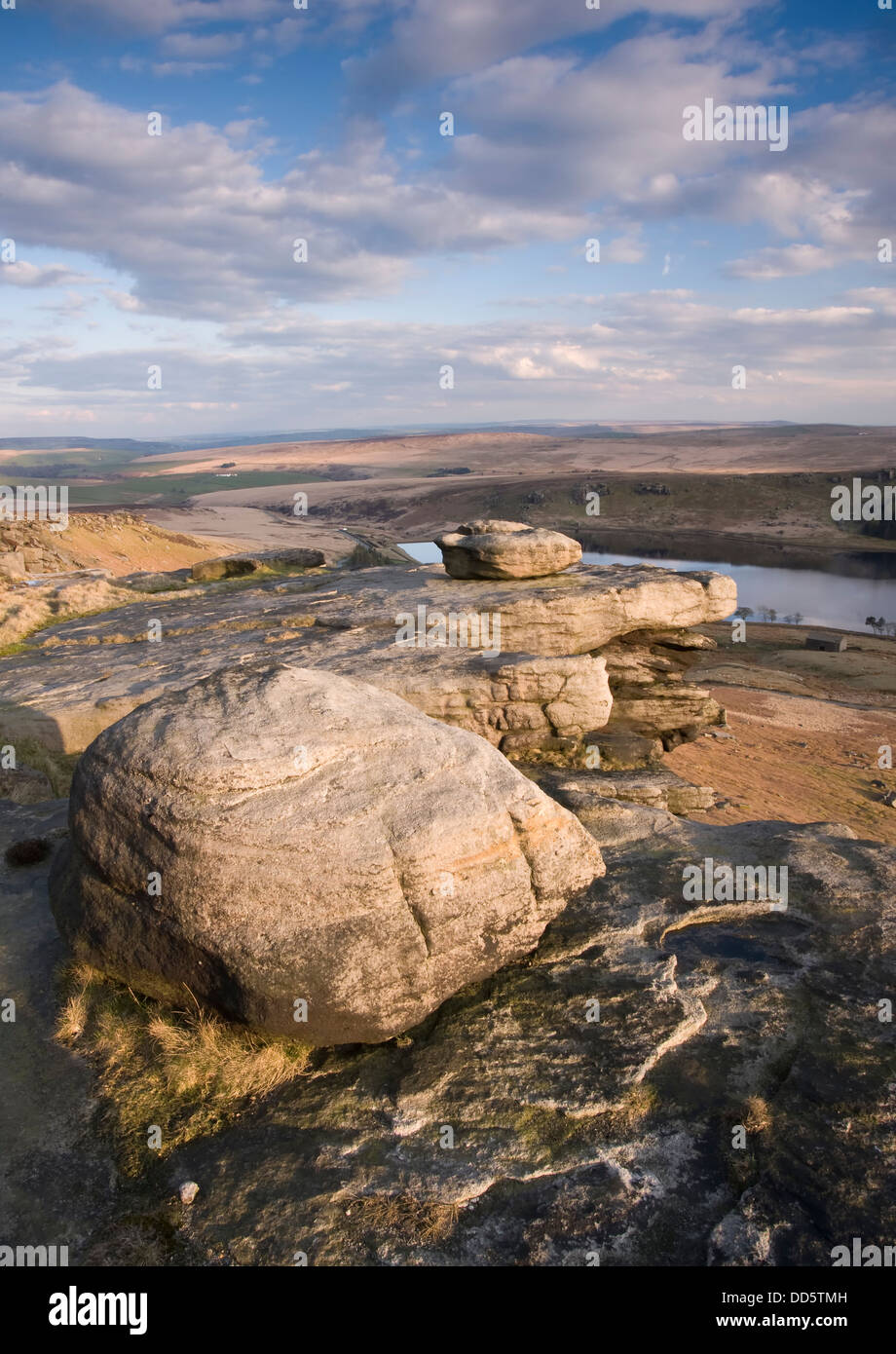 Mühlstein Korn Wind geformten Felsen auf einem Bergrücken oberhalb ein Yorkshire-reservoir Stockfoto