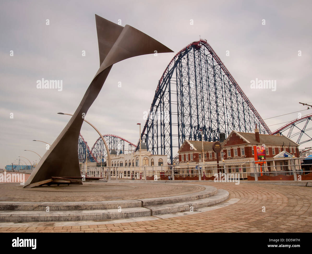ein Edelstahl-Skulptur in Blackpool mit Achterbahn im Hintergrund Stockfoto