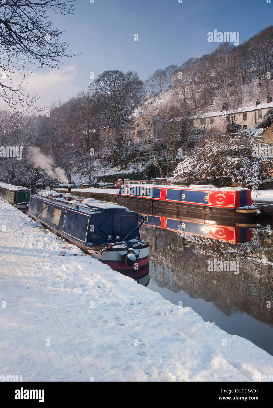 Narrowboats festgemacht an einem Kanal im winter Stockfoto