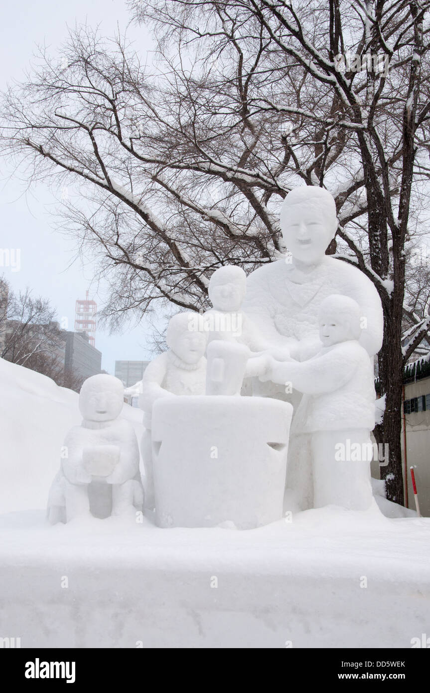 Sapporo, Japan - 9. Februar 2013: Schneeskulpturen von einer Gruppe von Kindern gegen den Klebreis in Sapporo Snow Festival Stockfoto