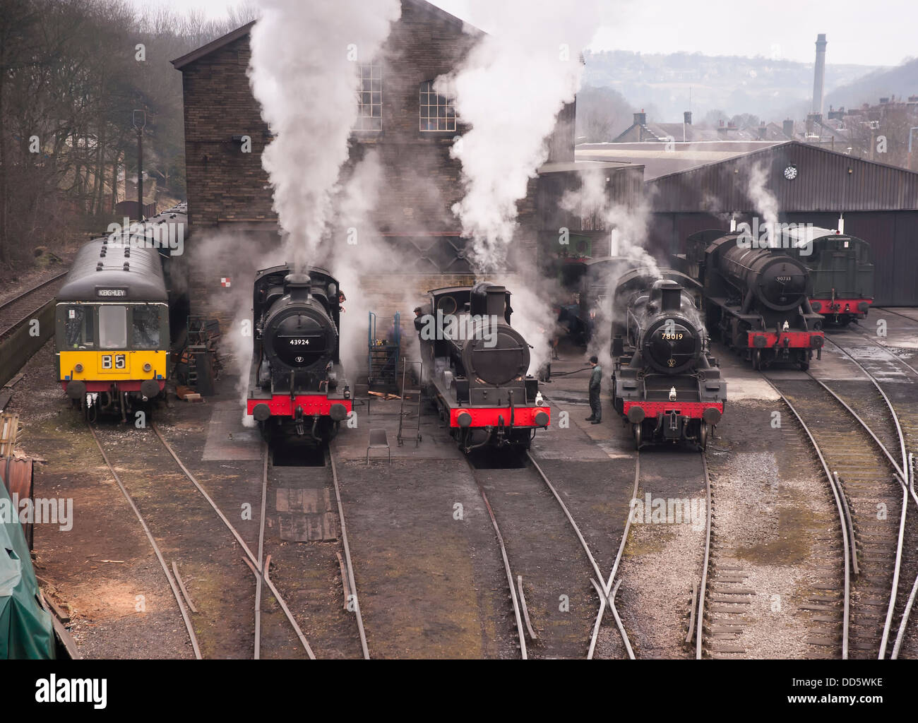 eine Reihe von Dampflokomotiven und einem klassischen 1960er Jahre Dieselmotor Aufwärmen vor einem Gala-Tag in Haworth Stockfoto